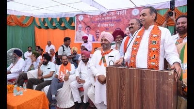BJP candidate Sanjay Tandon addressing a gathering of party workers in Behlana on Monday. (HT photo)