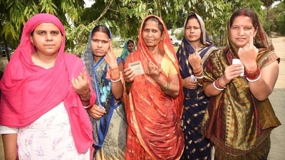 Voters showing finger ink marks after cast votes at a polling booth during 4th phase of Lok Sabha election in Ujiarpur, Bihar, (HT Photo)
