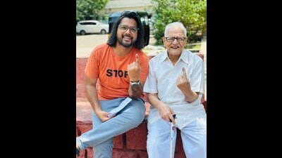 Born on 23 January 1923, Patwardhan (R) recalled how while working in the Popular book shop in Mumbai during 1944-45, he met Babasaheb Ambedkar. (HT PHOTO) Born on 23 January 1923, Patwardhan (R) recalled how while working in the Popular book shop in Mumbai during 1944-45, he met Babasaheb Ambedkar. (HT PHOTO)