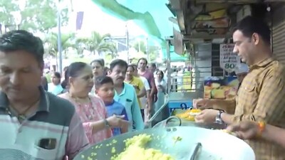 A long queue of voters was seen getting breakfast at the shops at 56 Dukan Market in the city. (Screengrab/ANI)