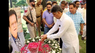 Congress’ candidate Manish Tewari paying respects to late AAP leader Harmohan Dhawan in Sector 9 on Monday. (HT photo) Congress’ candidate Manish Tewari paying respects to late AAP leader Harmohan Dhawan in Sector 9 on Monday. (HT photo)