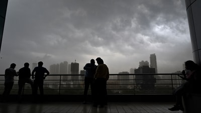 "Thunderstorm accompanied with lightning and light to moderate spells of rain with gusty winds reaching 40-50&nbsp;kmph&nbsp;is very likely to occur at isolated places in Mumbai in the next 3-4 hours," an official of IMD said. (HT Photo/Anshuman Poyrekar)