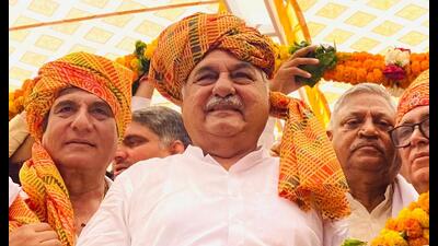 Former chief minister Bhupinder Singh Hooda, along with party candidate from Gurgaon Raj Babbar, during a rally in Rewari on Monday. (HT Photo) Former chief minister Bhupinder Singh Hooda, along with party candidate from Gurgaon Raj Babbar, during a rally in Rewari on Monday. (HT Photo)