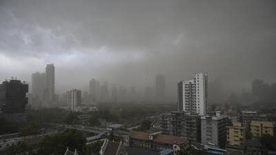 Mumbai, India - May 13, 2024:Dust Storm due to storm winds over city skyline of Prabhadevi, Parel, in Mumbai, India, on Monday, May 13, 2024. (Photo by Anshuman Poyrekar/ Hindustan Times) (Hindustan Times) Mumbai, India - May 13, 2024:Dust Storm due to storm winds over city skyline of Prabhadevi, Parel, in Mumbai, India, on Monday, May 13, 2024. (Photo by Anshuman Poyrekar/ Hindustan Times) (Hindustan Times)