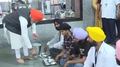 Prime Minister Narendra Modi serving food at the Gurdwara. (ANI)