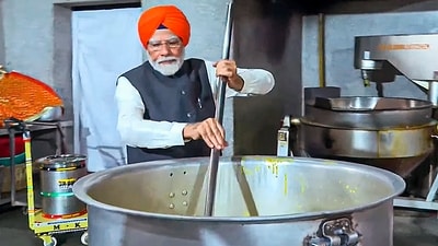 Prime Minister Narendra Modi visited Gurudwara Patna Sahib on Monday, offering prayers and serving food to devotees in its langar. (PTI) Prime Minister Narendra Modi visited Gurudwara Patna Sahib on Monday, offering prayers and serving food to devotees in its langar. (PTI)