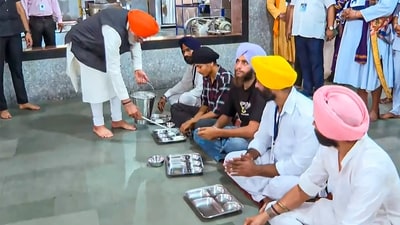 Prime Minister Narendra Modi was spotted wearing a Sikh turban as he served langar at Gurudwara Patna Sahib. (PTI) Prime Minister Narendra Modi was spotted wearing a Sikh turban as he served langar at Gurudwara Patna Sahib. (PTI)