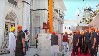 PM Narendra Modi pays obeisance at Gurudwara Patna Sahib, in Patna. (PTI) PM Narendra Modi pays obeisance at Gurudwara Patna Sahib, in Patna. (PTI)
