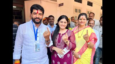 Political observers claimed that voters came out in large number to cast vote in different areas under Kasba Peth, Parvati and Kothrud assembly constituencies indicating that the fight on cards has become even close. (HT PHOTO) Political observers claimed that voters came out in large number to cast vote in different areas under Kasba Peth, Parvati and Kothrud assembly constituencies indicating that the fight on cards has become even close. (HT PHOTO)