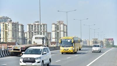 Until now, vehicles used to travel some distance on the wrong side on NH-9 to reach the expressway lane. (Sakib Ali/HT Photo) Until now, vehicles used to travel some distance on the wrong side on NH-9 to reach the expressway lane. (Sakib Ali/HT Photo)