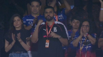 Throughout the match, Anushka Sharma was seen cheering for Virat Kohli. At one point, she also had a serious expression on her face. Throughout the match, Anushka Sharma was seen cheering for Virat Kohli. At one point, she also had a serious expression on her face.