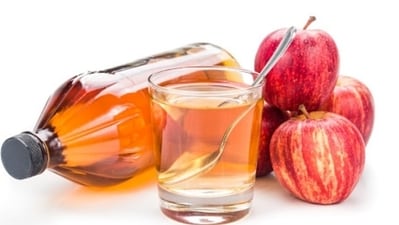 Apple cider vinegar: 1 tsp of apple cider vinegar in a glass of water before meals can work wonders for belly fat as per Kalra. (Unsplash) Apple cider vinegar: 1 tsp of apple cider vinegar in a glass of water before meals can work wonders for belly fat as per Kalra. (Unsplash)