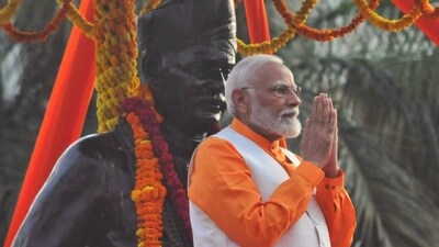 Prime Minister Narendra Modi began a five-kilometre-long roadshow in Varanasi on Monday evening. Modi garlanded a statue of the social reformer Madan Mohan Malviya at the Malviya Chauraha in the Lanka area before commencing the roadshow. (HT Photo/Rajesh Kumar) Prime Minister Narendra Modi began a five-kilometre-long roadshow in Varanasi on Monday evening. Modi garlanded a statue of the social reformer Madan Mohan Malviya at the Malviya Chauraha in the Lanka area before commencing the roadshow. (HT Photo/Rajesh Kumar)
