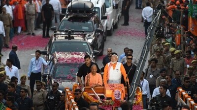 The Prime Minister's cavalcade passed through Sant Ravidas Gate, Assi, Shivala, Sonarpura, Jangambadi and Godaulia in Uttar Pradesh. The prime minister was welcomed with the blowing of conches and beats of 'dhols' and 'damrus'. (HT Photo/Rajesh Kumar) The Prime Minister's cavalcade passed through Sant Ravidas Gate, Assi, Shivala, Sonarpura, Jangambadi and Godaulia in Uttar Pradesh. The prime minister was welcomed with the blowing of conches and beats of 'dhols' and 'damrus'. (HT Photo/Rajesh Kumar)
