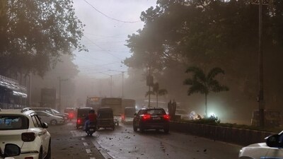 Mumbai weather: Heavy rainfall batters Mumbai (HT Photo/Raju Shinde)