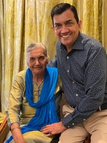 Sanjeev Kapoor and his mum Sanjeev Kapoor and his mum
