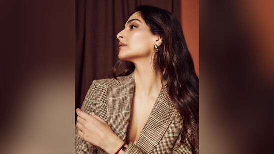 Assisted by her fashion stylist sister Rhea Kapoor, Sonam accessorised her look with a pair of gold hoop earrings, rings adorning her finger and a pair of shiny black shoes. With the help of hairstylist Alpa Khimani, Sonam styled her luscious locks into open, messy waves.(Instagram/@sonamkapoor)
