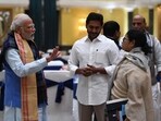 Prime Minister Narendra Modi interacting with West Bengal Chief Minister Mamata Banerjee.(PTI / File)