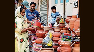 A COOL OPTION: People purchase earthen pots that are known to possess natural cooling properties that help lower the temperature of water stored within them. (Keshav Singh/HT) A COOL OPTION: People purchase earthen pots that are known to possess natural cooling properties that help lower the temperature of water stored within them. (Keshav Singh/HT)