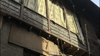 A balcony fenced with a metal jaali in Chandni Chowk. (HT Photo)