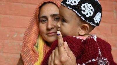 A voter holding up her inked finger after casting her ballot for the Lok Sabha polls. (Waseem Andrabi/HT) A voter holding up her inked finger after casting her ballot for the Lok Sabha polls. (Waseem Andrabi/HT)