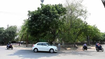 According to Noida authority officials, around 1,000-1,500 daily wagers arrive at the Sector 49 chowk every day to find daily work. (Sunil Ghosh/HT Photo) According to Noida authority officials, around 1,000-1,500 daily wagers arrive at the Sector 49 chowk every day to find daily work. (Sunil Ghosh/HT Photo)
