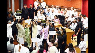 BJP councillors protest in the house at the Civic Centre in New Delhi on Tuesday. (Sanjeev Verma/HT Photo) BJP councillors protest in the house at the Civic Centre in New Delhi on Tuesday. (Sanjeev Verma/HT Photo)