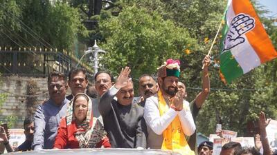 Congress’ Shimla Lok Sabha seat candidate Vinod Sultanpuri with Himachal CM Sukhvinder Singh Sukhu and party’s state unit president Pratibha Singh in Shimla. (Deepak Sansta/ HT)