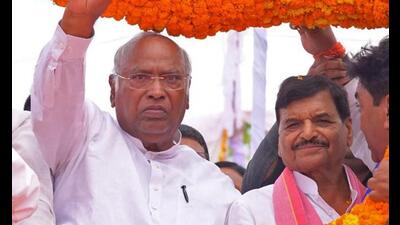 Congress president Mallikarjun Kharge with Samajwadi Party leader Shivpal Singh Yadav being garlanded during a public meeting for the Lok Sabha election, in Maharajganj on Tuesday. (ANI Photo) Congress president Mallikarjun Kharge with Samajwadi Party leader Shivpal Singh Yadav being garlanded during a public meeting for the Lok Sabha election, in Maharajganj on Tuesday. (ANI Photo)
