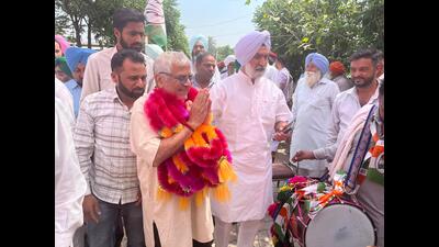 Gandhi visited multiple villages including Karkaur, Bhankharpur, Haripur Hinduan, Samgauli, Mirpur, Mubarikpur and Gulabgarh in the Dera Bassi constituency. (HT photo)