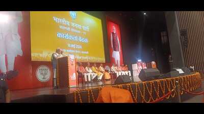 PM Narendra Modi addressing party workers at a conference in Varanasi on May 14. (HT photo)
