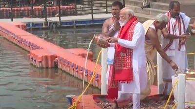 Prime Minister Narendra Modi performed aarti at the ghat amid chanting of Vedic mantras. (PTI) Prime Minister Narendra Modi performed aarti at the ghat amid chanting of Vedic mantras. (PTI)