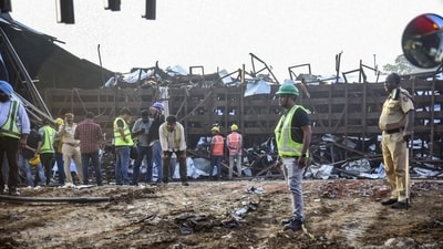 Rescue and relief work underway in Mumbai. (PTI) (HT_PRINT) Rescue and relief work underway in Mumbai. (PTI) (HT_PRINT)