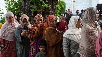Voters queuing up outsing a polling booth in Srinagar, (Waseem Andrabi/HT) Voters queuing up outsing a polling booth in Srinagar, (Waseem Andrabi/HT)