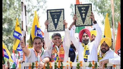 ndia Alliance Candidate Manish Tewari with Chandigarh congress president HS luckyand AAP Chandigarh in charge SS Ahluwalia en route to file nomination at sector 17 on Tuesday. (Ravi Kumar/HT)