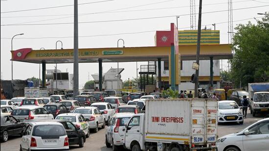 The CNG filling station in Ecotech-3, outside which the 26-year-old man was beaten to death allegedly by three men after an altercation over queue jumping on Monday night. (Sunil Ghosh/HT Photo)