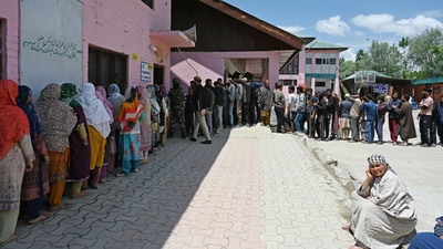 Kashmir, India - May. 13, 2024: Voters queue up to cast their votes at a polling station during the fourth phase of voting in Lok Sabha elections in the outskirts of srinagar,on 13 May 2024.(Photo By Waseem Andrabi /Hindustan Times)--