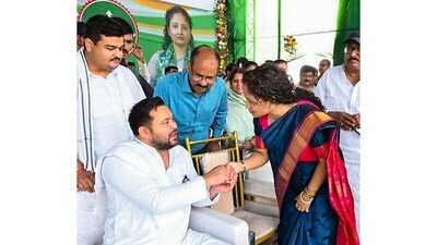 Rashtriya Janata Dal (RJD) leader Tejashwi Yadav is greeted by Jharkhand Mukti Morcha (JMM) leader Kalpana Soren during a rally, in Giridih district, Jharkhand. (PTI)