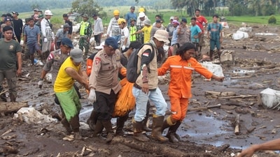 Rescuers carry the body of a victim of a flash flood in Tanah Datar, West Sumatra, Indonesia. (AP) Rescuers carry the body of a victim of a flash flood in Tanah Datar, West Sumatra, Indonesia. (AP)
