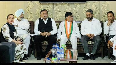 BJP’s Anandpur Sahib Lok Sabha candidate Subhash Sharma during a meeting in Mohali on Wednesday. (HT Photo)