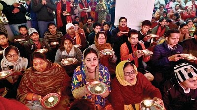 Performing Aarti: Perform aarti, a ritual of waving lighted lamps before the deities, as a mark of respect and devotion. (HT Photo/Ravi Kumar) Performing Aarti: Perform aarti, a ritual of waving lighted lamps before the deities, as a mark of respect and devotion. (HT Photo/Ravi Kumar)