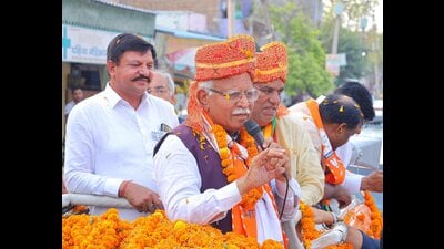 Former Haryana chief minister and BJP’s Karnal Lok Sabha nominee Manohar Lal Khattar on Wednesday held a roadshow in Israna assembly segment, while his rival candidate from the Jannayak Janata Party (JJP) Devender Kadyan was in Samalkha, both in Panipat and part of Karnal parliamentary constituency. (HT Photo)