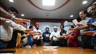 Guests at HT Spotlight pledge to “vote in every election fearlessly and without being influenced by considerations of religion, race, caste, community, language or any inducement”, in Lucknow on Wednesday (Deepak Gupta/HT) Guests at HT Spotlight pledge to “vote in every election fearlessly and without being influenced by considerations of religion, race, caste, community, language or any inducement”, in Lucknow on Wednesday (Deepak Gupta/HT)