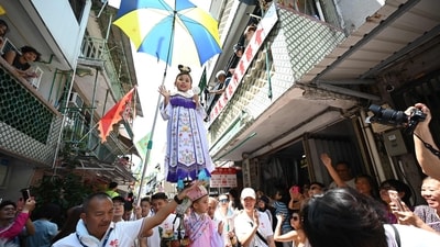 A girl participates in the "Piu Sik" parade on the island of Cheung Chau during its annual Bun festival in Hong Kong on May 15, 2024. (Photo by Peter PARKS / AFP) A girl participates in the "Piu Sik" parade on the island of Cheung Chau during its annual Bun festival in Hong Kong on May 15, 2024. (Photo by Peter PARKS / AFP)