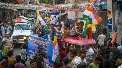 Congress and AAP supporters during Arvind Kejriwal's roadshow. (Hindustan Times) Congress and AAP supporters during Arvind Kejriwal's roadshow. (Hindustan Times)
