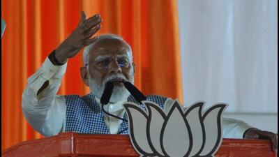 Modi addressing a campaign meeting in Kalyan on Wednesday. (Praful Gangurde / HT Photo) Modi addressing a campaign meeting in Kalyan on Wednesday. (Praful Gangurde / HT Photo)