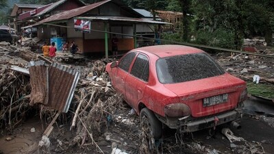 Heavy rains and torrents of cold lava and mud flowing down a volcano's slopes on Indonesia's Sumatra island triggered flash floods causing a number of people dead and missing, officials said (AFP) Heavy rains and torrents of cold lava and mud flowing down a volcano's slopes on Indonesia's Sumatra island triggered flash floods causing a number of people dead and missing, officials said (AFP)