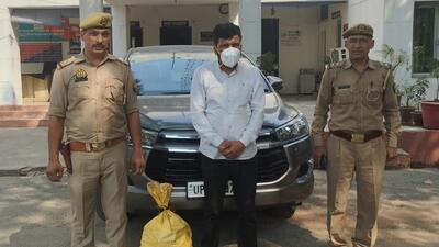 The SUV and the driver who used to transport bottles of ‘Soji’, meant for sale only in Delhi, to Greater Noida. (HT Photo) The SUV and the driver who used to transport bottles of ‘Soji’, meant for sale only in Delhi, to Greater Noida. (HT Photo)