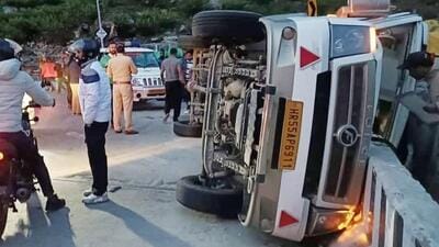 The tourist vehicle overturned near Atal Tunnel, Himachal. (HT Photo)