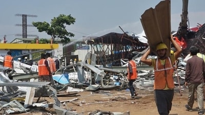 Workers remove debris at the accident site in Ghatkopar, Mumbai on Tuesday. (Praful Gangurde/HT Photo) Workers remove debris at the accident site in Ghatkopar, Mumbai on Tuesday. (Praful Gangurde/HT Photo)
